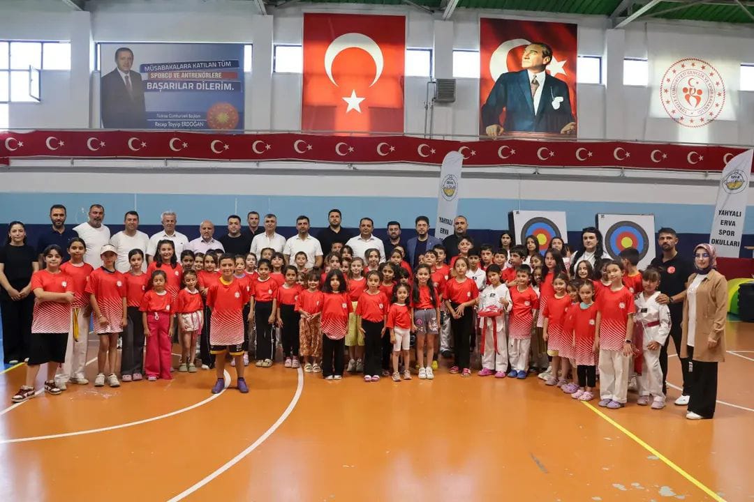 Yahyalı Gençler ERVA Spor Kulübü’ne Forma ve Malzeme Desteği