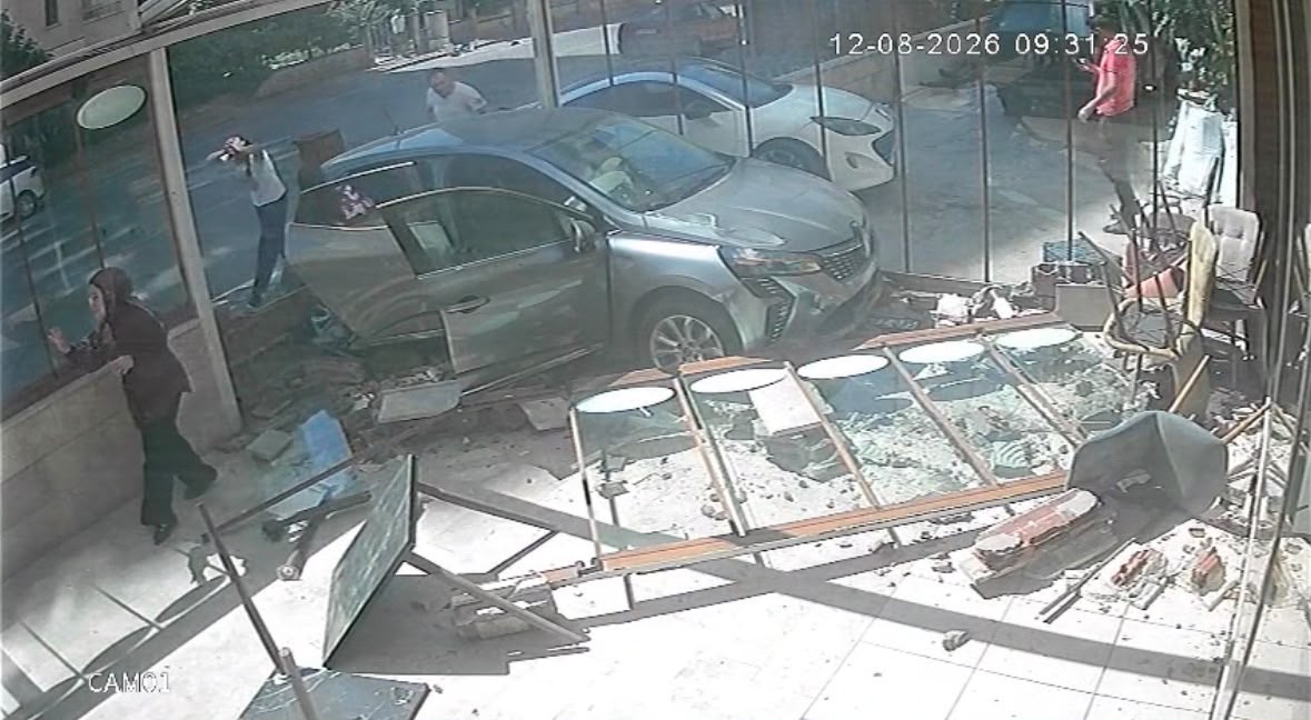 Kayseri’de Otomobil Fırına Girdi