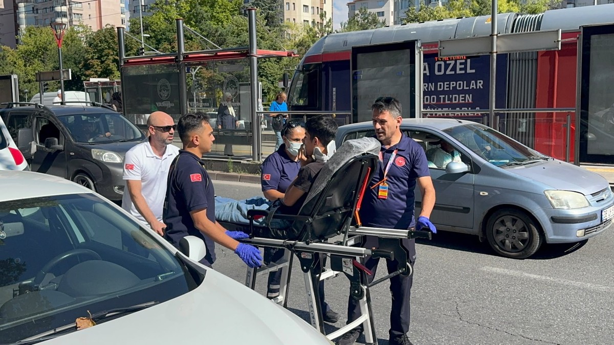 Motosiklet Yayaya Çarptı: 2 Yaralı