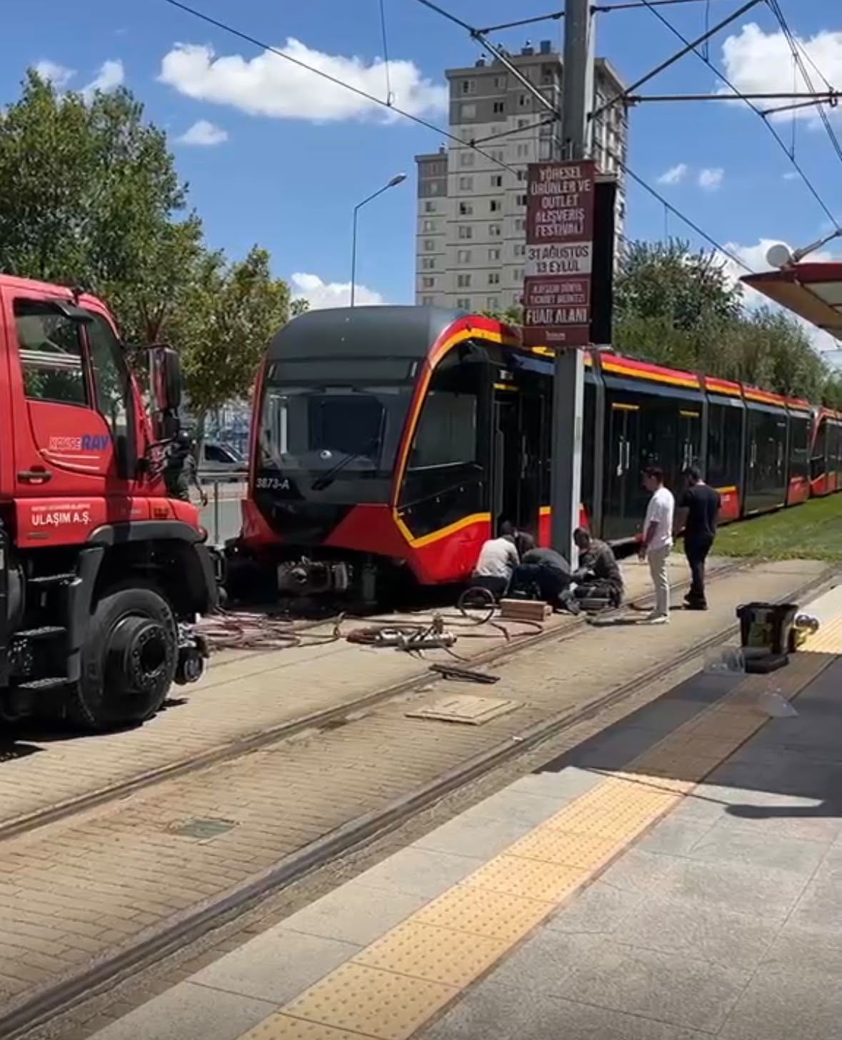  Tramvayın Altında Kalan Genç Kadın Hayatını Kaybetti