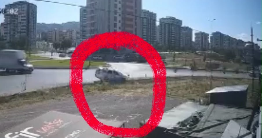 Otomobil Kaldırımdaki Yayaya Çarptı