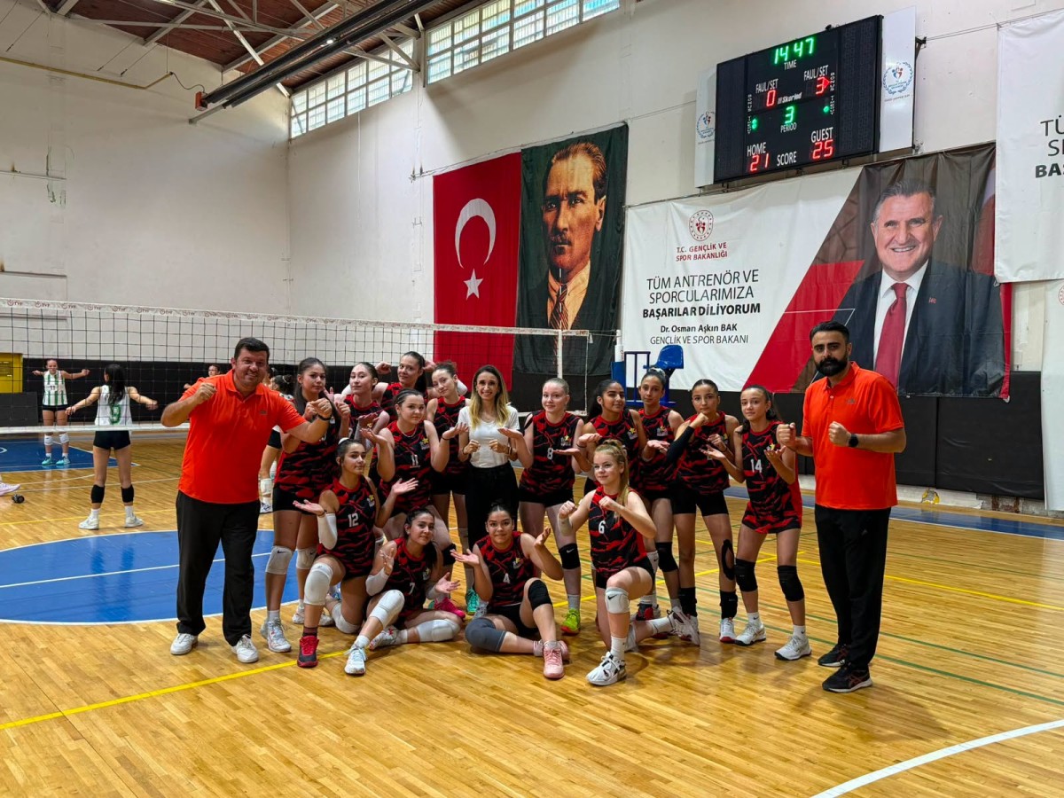 Kayseri Kız Voleybol Takımı Türkiye Üçüncüsü Oldu