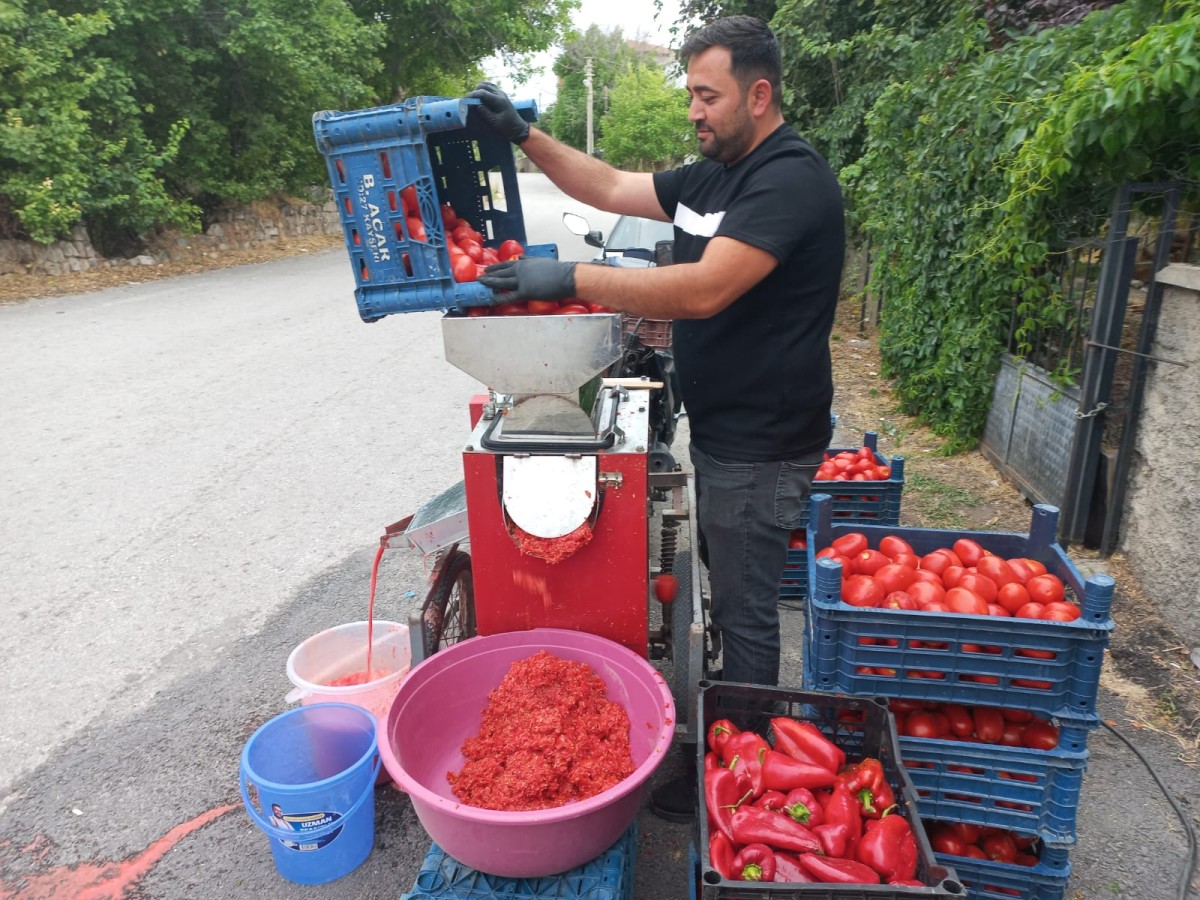 Muhtardan Mahalle Sakinlerine Ücretsiz Salça Hizmeti