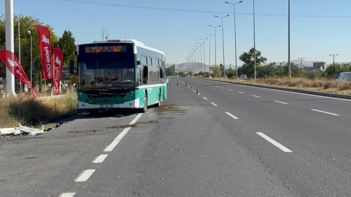 Kayseri’de Minibüs Özel Halk Otobüsüne Çarptı: 3 Yaralı