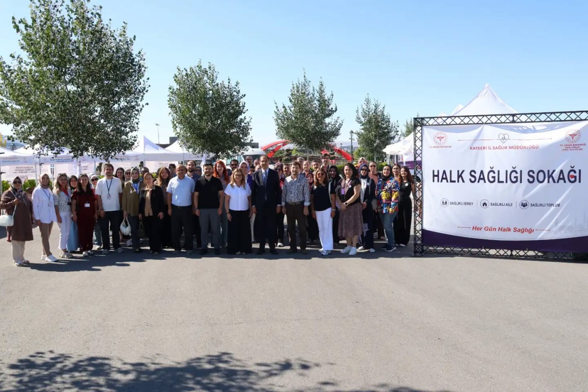  Halk Sağlığı Haftası’nda Vatandaşlara Sağlık Bilgilendirmesi