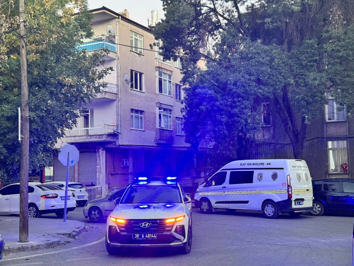 Cezaevinden Çıktı, Ertesi Gün Arkadaşıyla Satırlı Kavgada Yaralandı