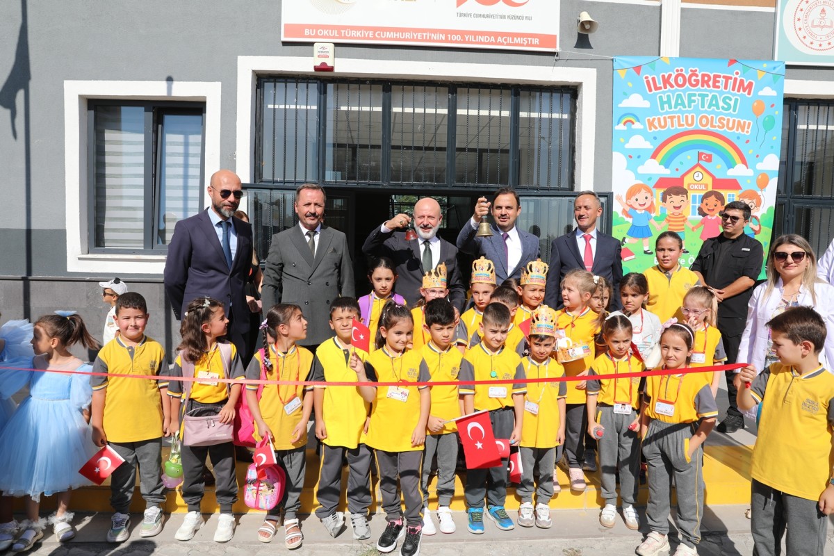 Başkan Çolakbayrakdar, İlk Ders Zilinde Çocukların Heyecanına Ortak Oldu