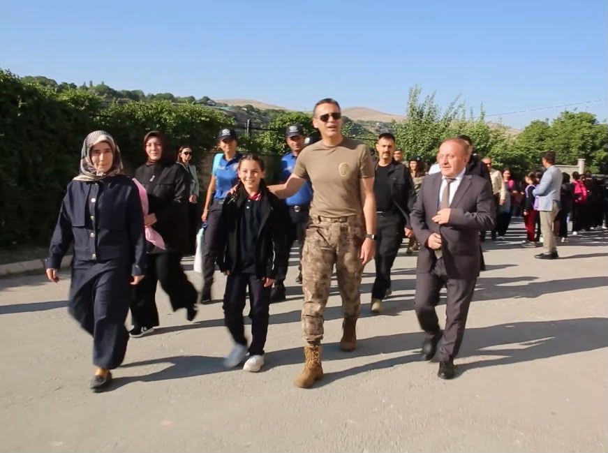 Emniyet Müdürü Aydın, Şehit Kızını İlk Ders Gününde Okuluna Bıraktı