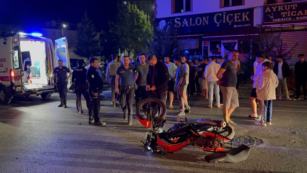 Otomobil ile Motosiklet Çarpıştı: 2 Yaralı