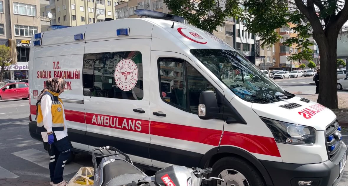 Akrabasını Bıçakladı, Kaçarken Halk Otobüsüne Çarptı