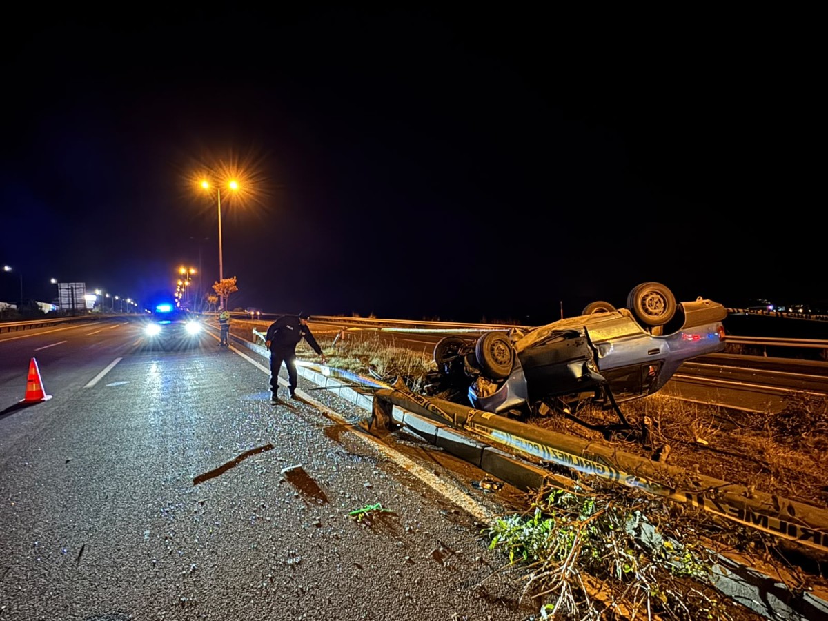 Kayseri’de Otomobil Refüje Devrildi: 2 Yaralı