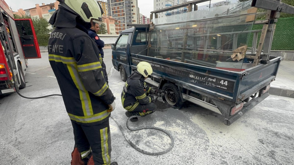 Kayseri’de Seyir Halindeki Kamyonetin Tekerleği Yandı