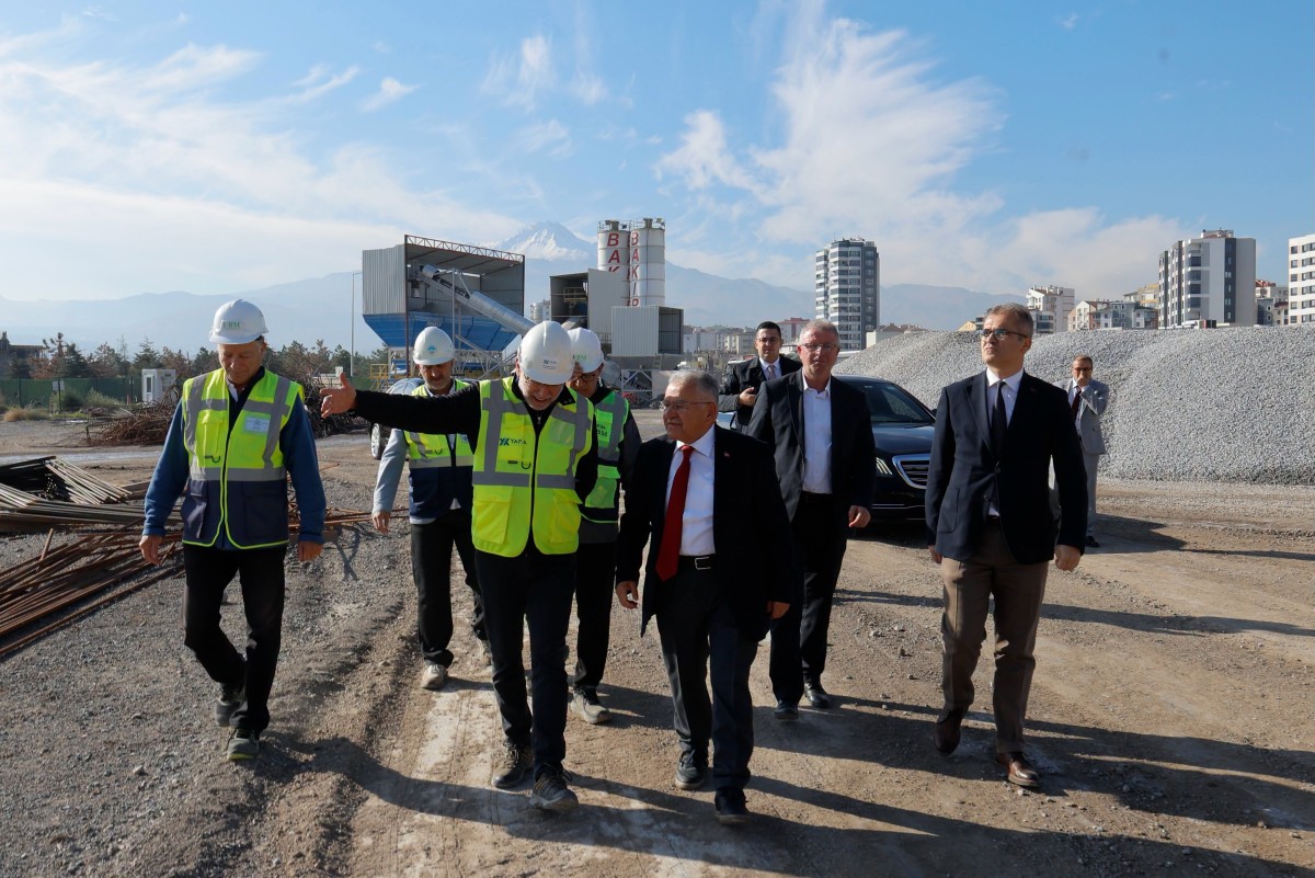 Başkan Büyükkılıç, Kartal Katlı Kavşağı’ndaki Çalışmaları İnceledi