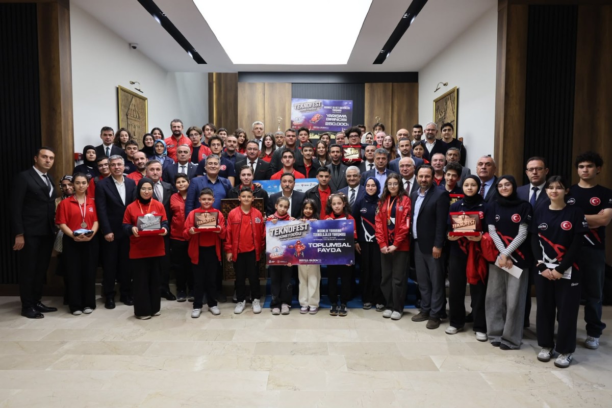  Vali Çiçek, Başarılı Öğrenciler ve Öğretmenleri Tebrik Etti