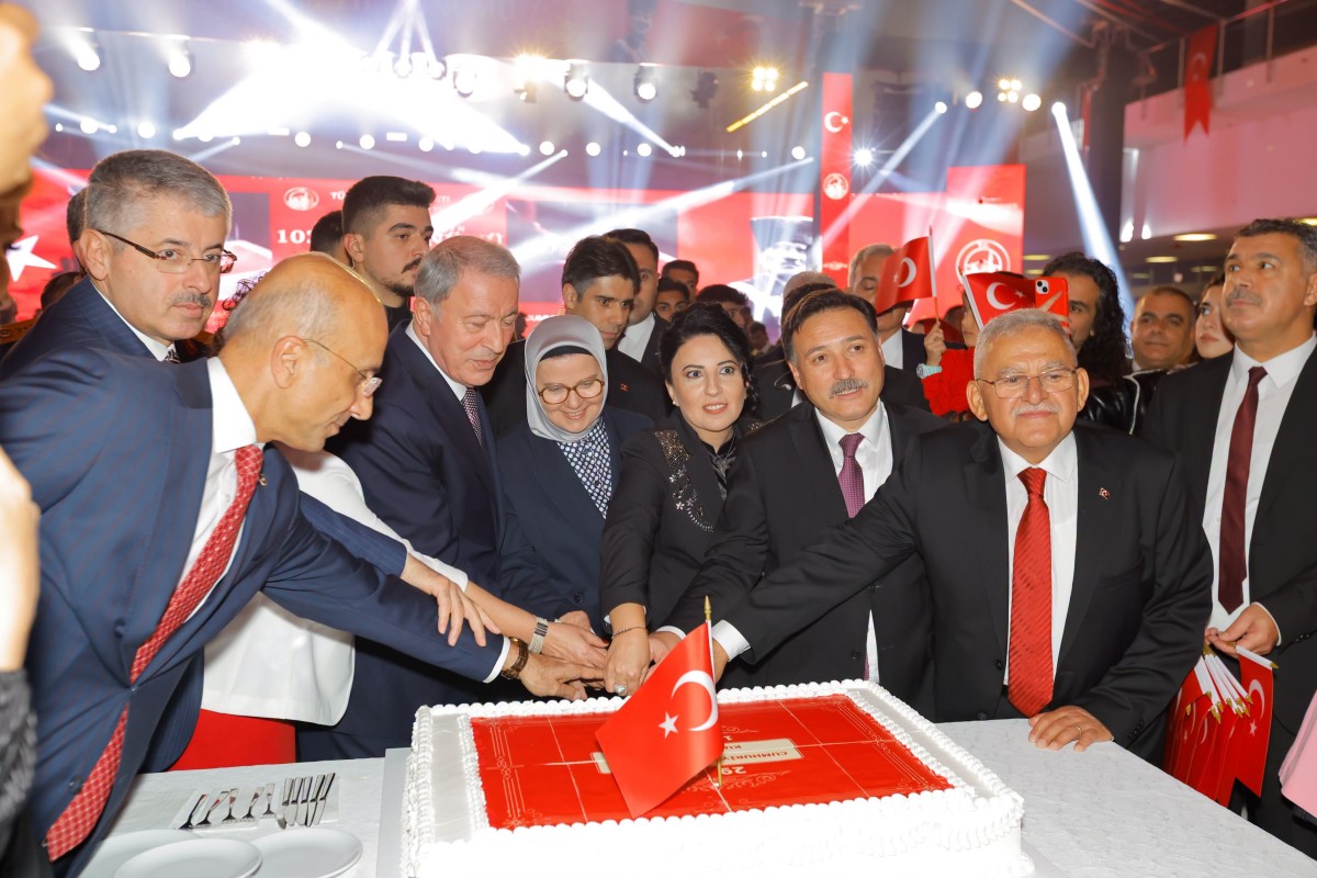 Başkan Büyükkılıç, Cumhuriyetin 103. Yıl Coşkusunu Resepsiyonda Paylaştı