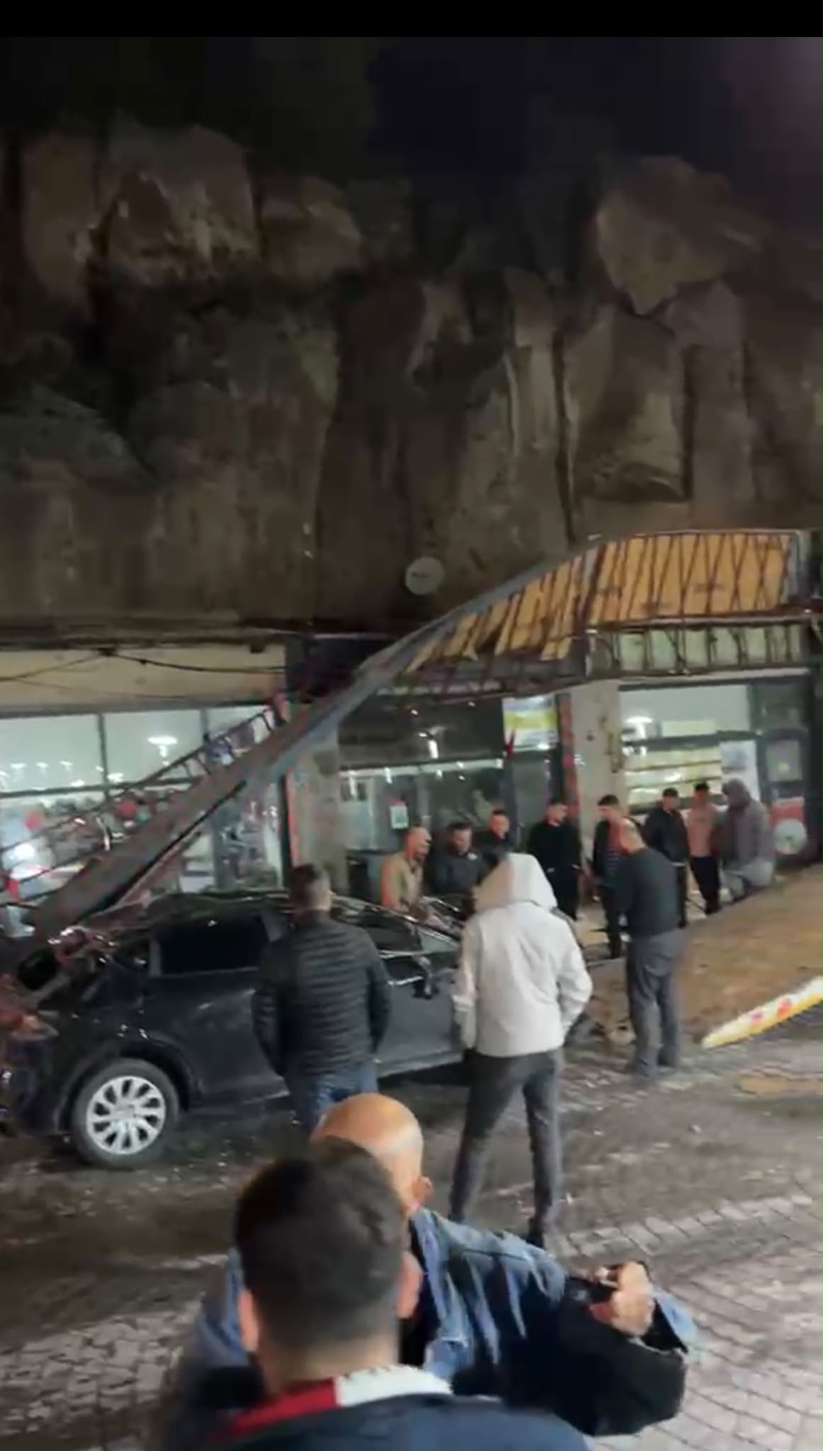 50 Metreden İş Yerlerinin Üzerine Düşen Otomobilden Sağ Çıktı