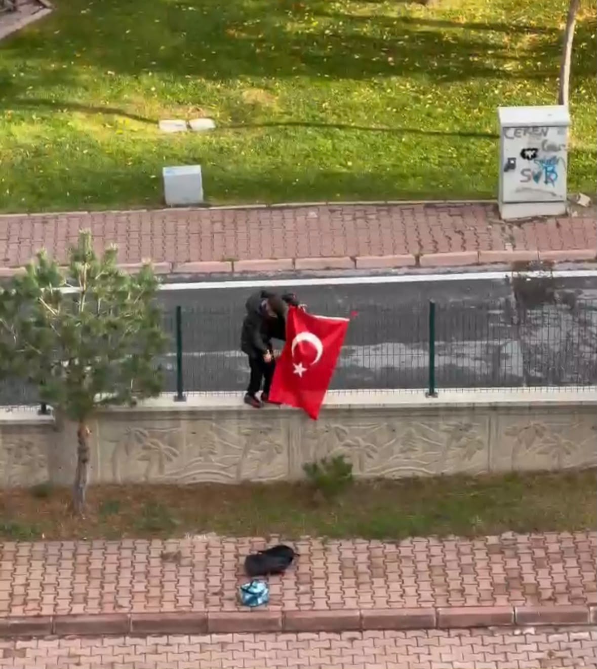 Kayseri’de İlkokul Öğrencisinden Türk Bayrağına Duyarlı Davranış