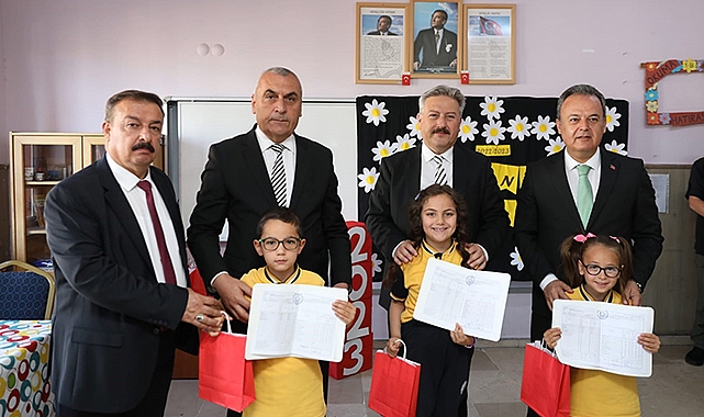 Palancıoğlu, öğrencilerin karnelerini verdi