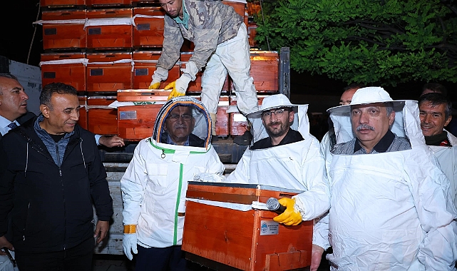 Arılı kovanı şafak vakti üreticilere dağıttı