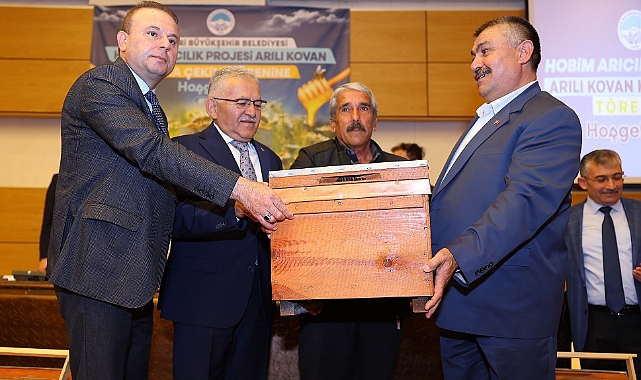 Büyükşehir’den arılı kovan dağıtım töreni