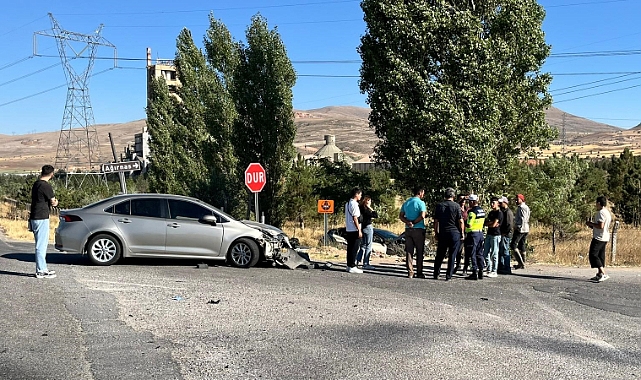 Otomobiller Çarpıştı: 2 Yaralı