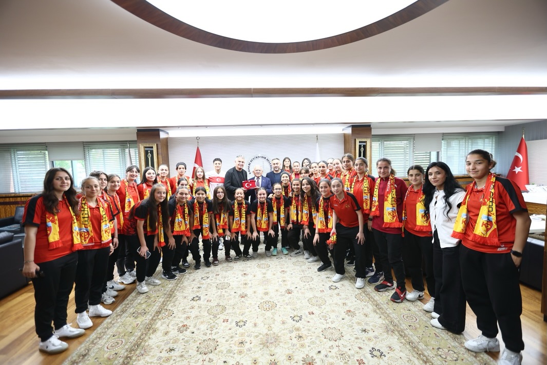  Başkan Büyükkılıç’tan Süper Lig’e Yükselen Kadın Futbol Takımına Tebrik