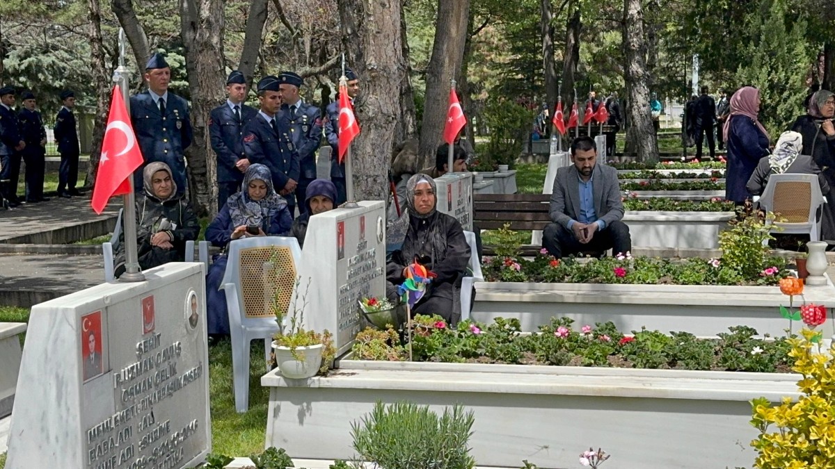 Şehit Anneleri, Anneler Günü’nde Evlatlarının Kabri Başında Dua Etti