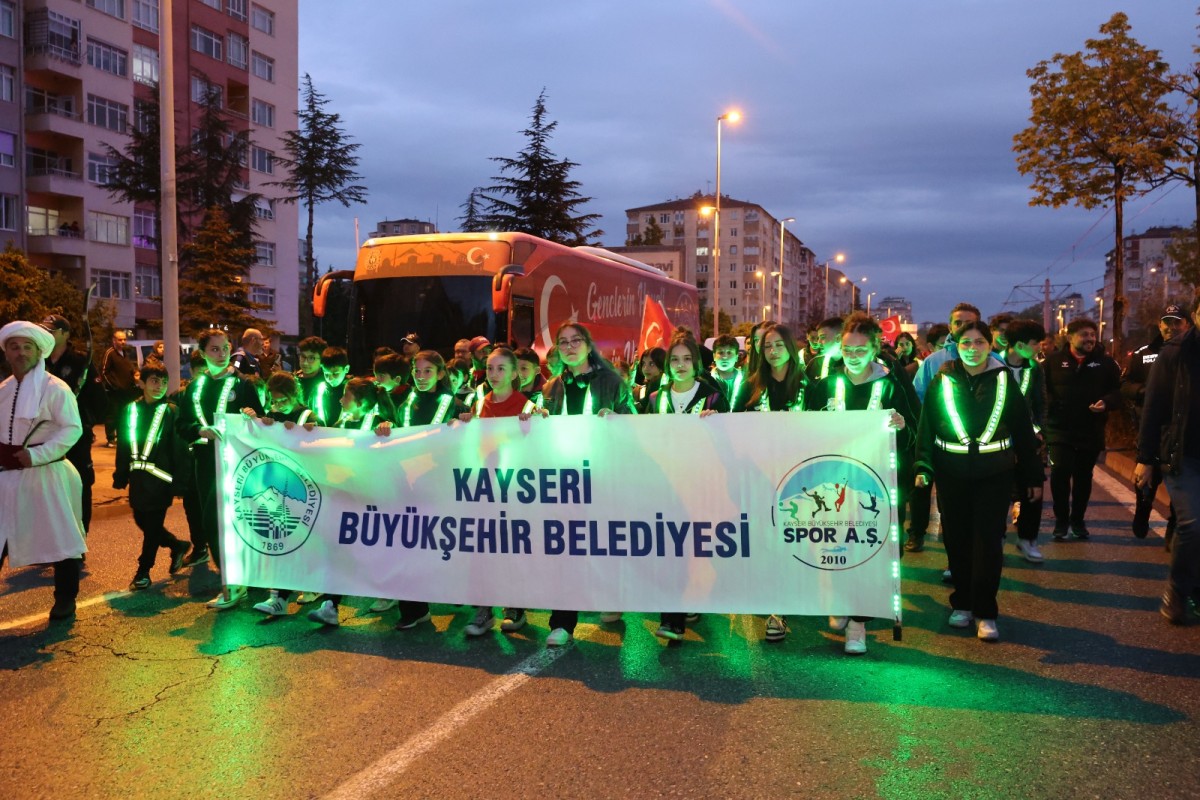 19 Mayıs’ın Meşalesi Kayseri’de Binlerle Yürüdü