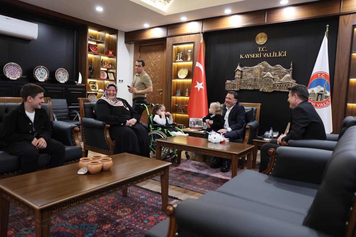 Vali Çiçek, Engelli Birey Rüveyda Tanış ve Ailesini Makamında Kabul Etti