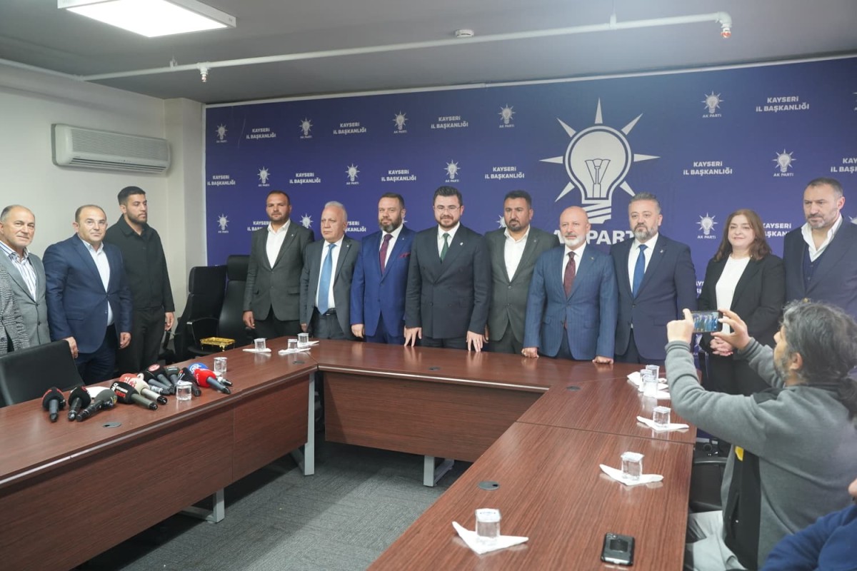 Ak Parti’ye Katılan Yeni Üyelere Rozet Takıldı
