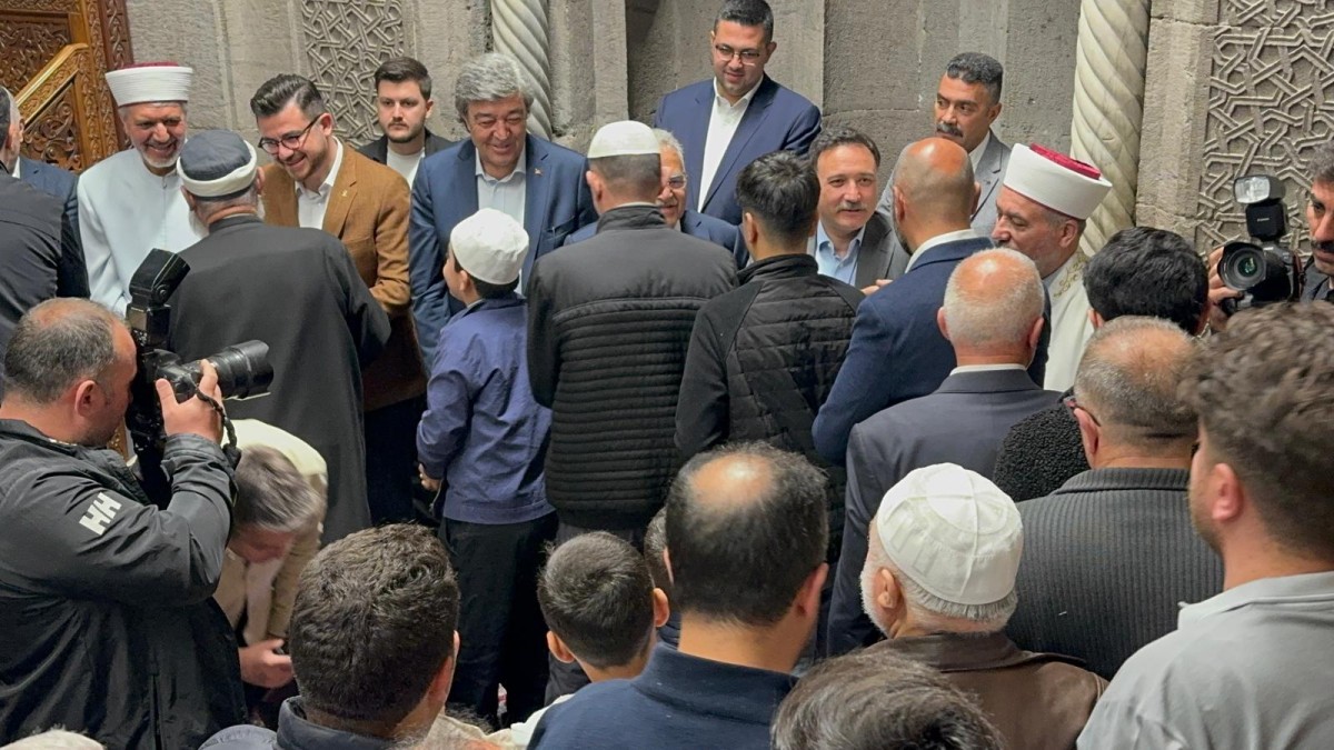 Kayseri Protokolü Bayram Namazını Hunat Caminde Kıldı 