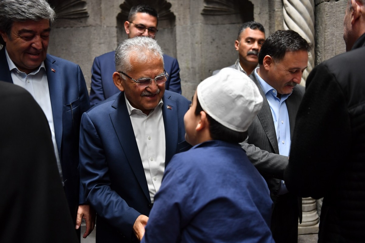 Başkan Büyükkılıç, Vatandaşlarla Bayramlaştı