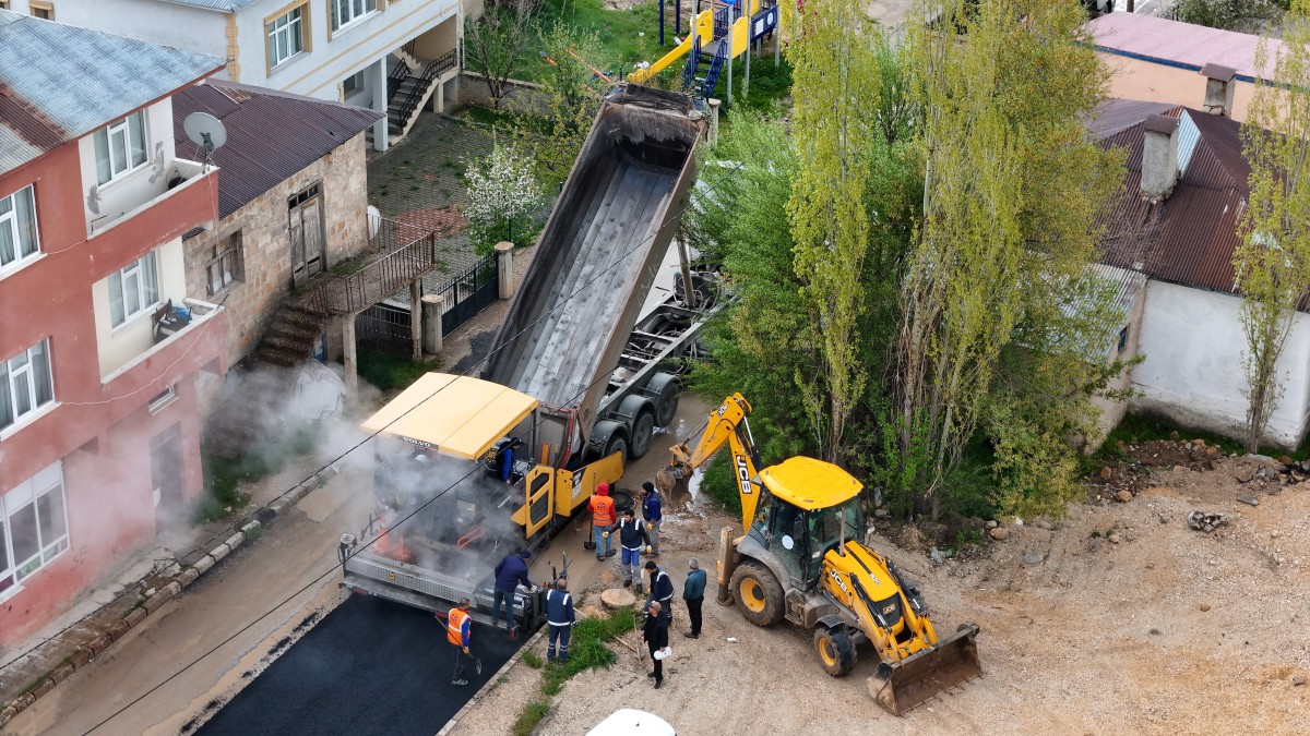 Büyükşehir’den Sarız’a Ana Arterde Yol Yapım ve Sıcak Asfalt Çalışması