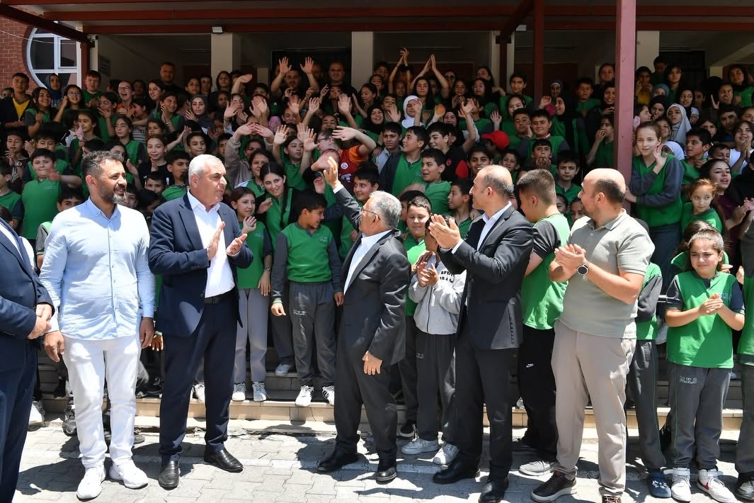 Başkan Büyükkılıç’tan Okullardaki Bahar Coşkusuna Yakın İlgi