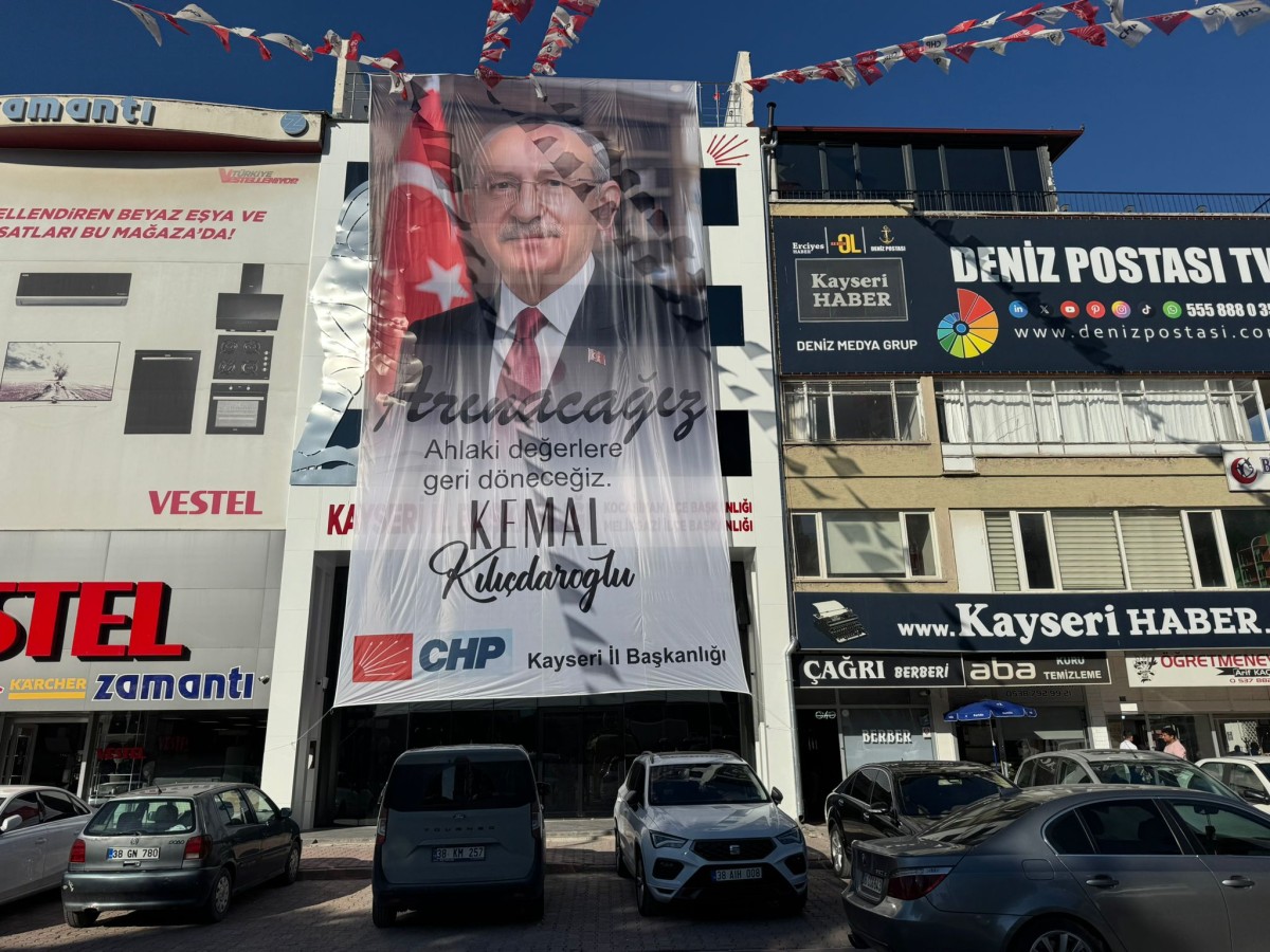 Kayseri’de CHP Binasına Kılıçdaroğlu’nun Fotoğrafa Asıldı