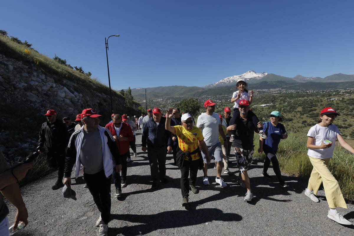  Yaza Merhaba Doğa Yürüyüşü’nde Sporseverler Bir Araya Geldi
