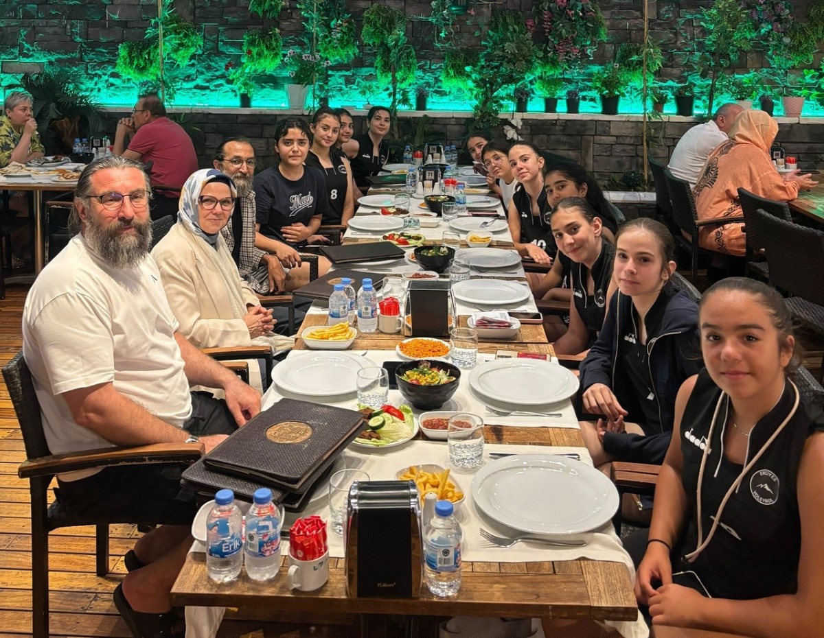  Ayşe Böhürler, Erciyes Voleybol'un Genç Sporcularını Ankara'da Ağırladı