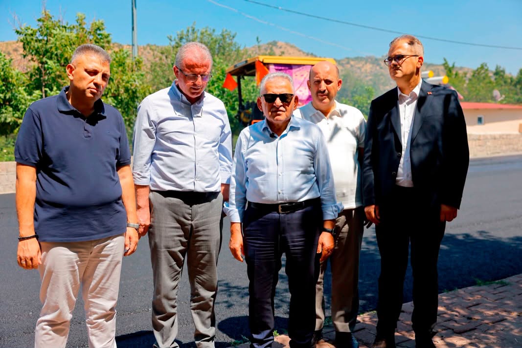Başkan Büyükkılıç, Sazyolu Caddesi’nde Devam Eden Sıcak Asfalt Çalışmalarını İnceledi