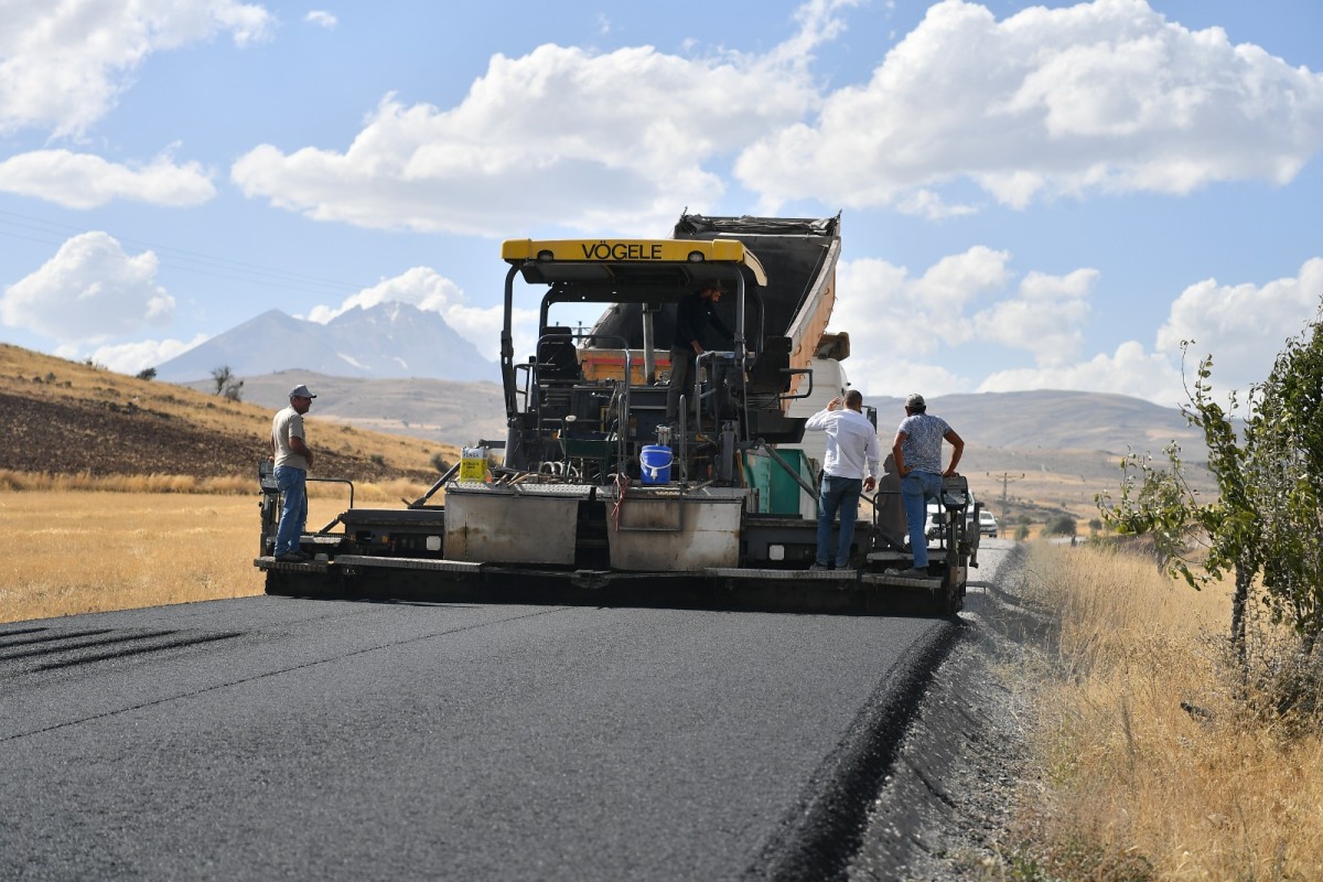 Büyükşehir’den 15 Kilometrelik Tomarza-Talas Kırsal Yolu Çalışması