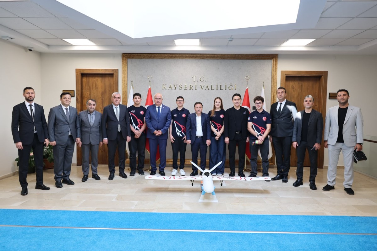 Vali Çiçek, GÖKTİM KartalAir Takımı Dünya Şampiyonlarını Kabul Etti