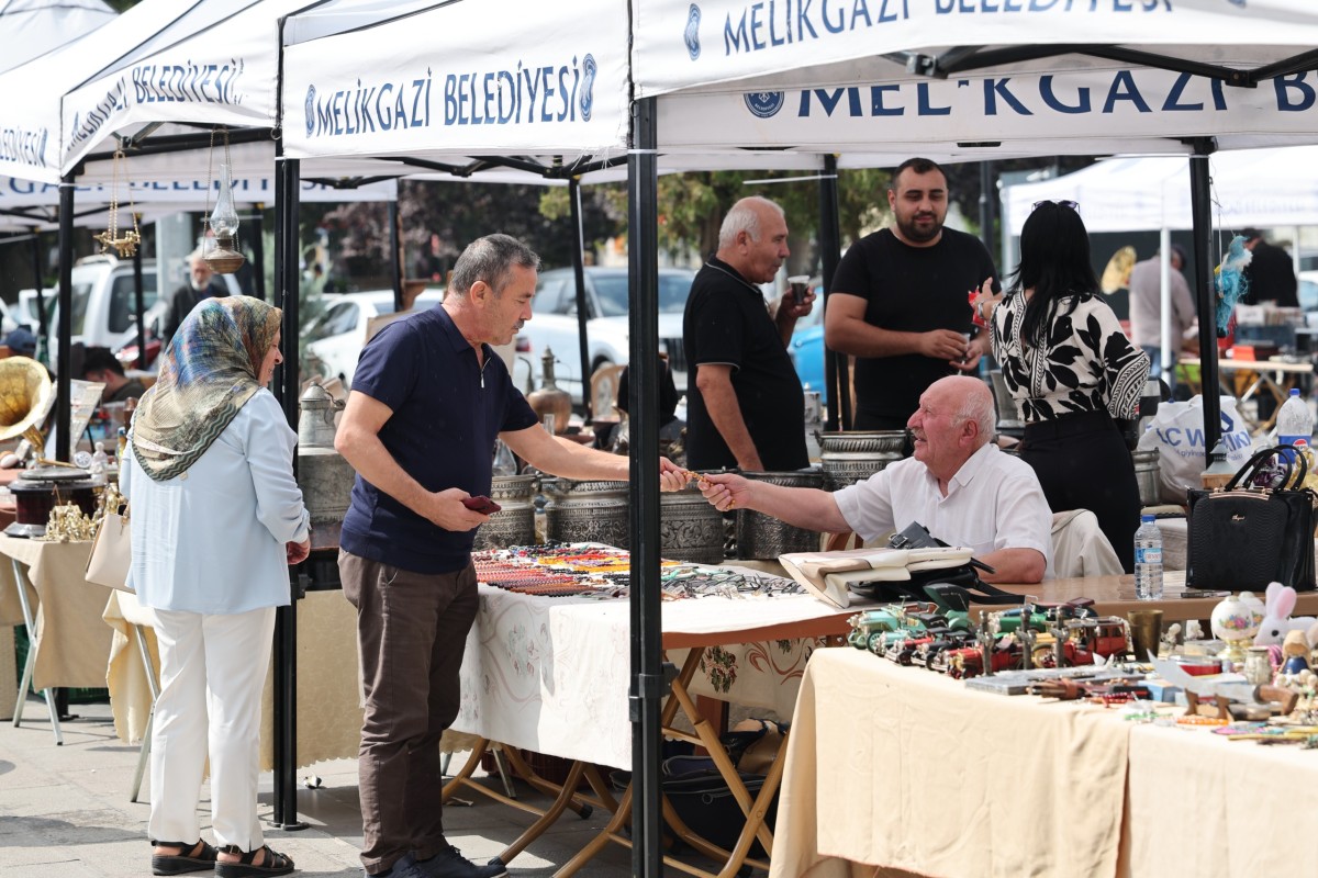 Melikgazi Belediyesi Antika Pazarı Nostalji Rüzgarları Estirdi